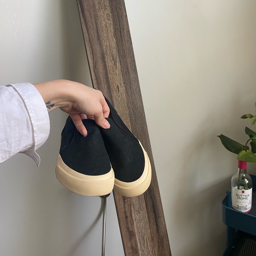 Woman’s everlane shoes